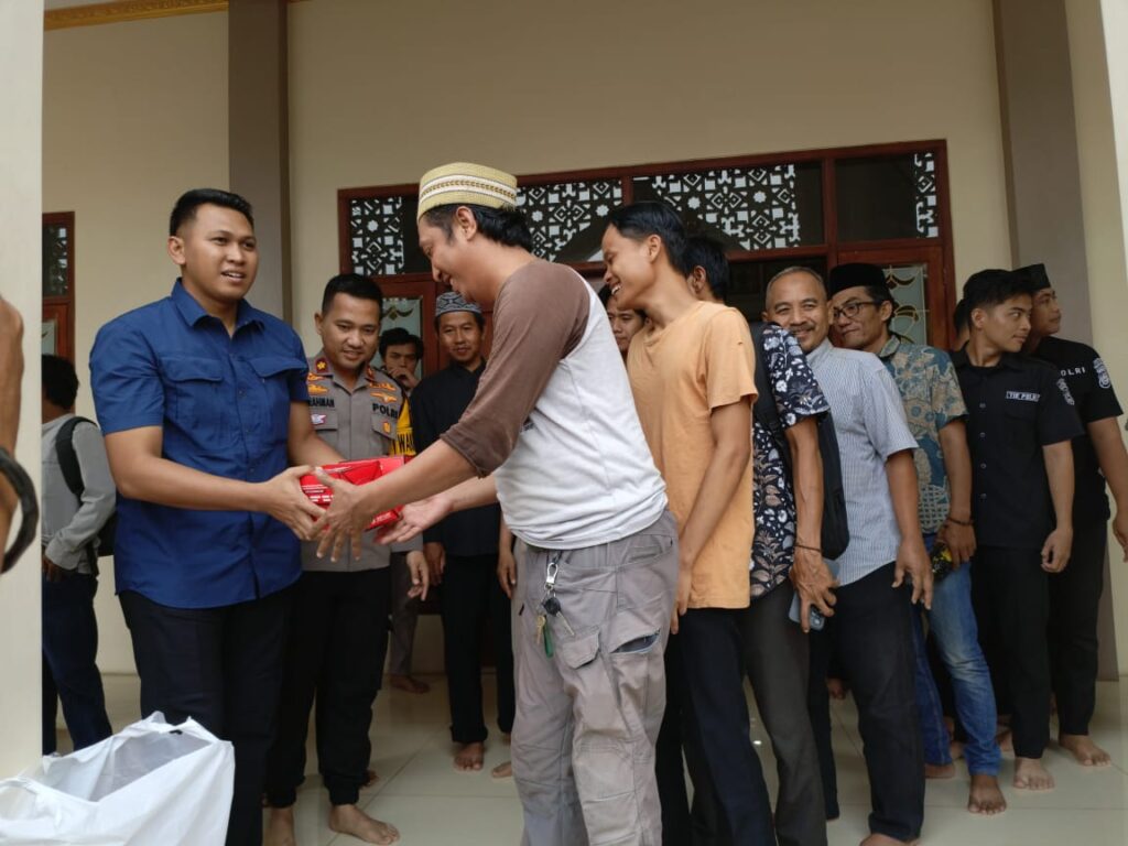 Gambar Usai Sholat Jumat, Kapolres Serang Bagikan Makanan Siap Saji 74